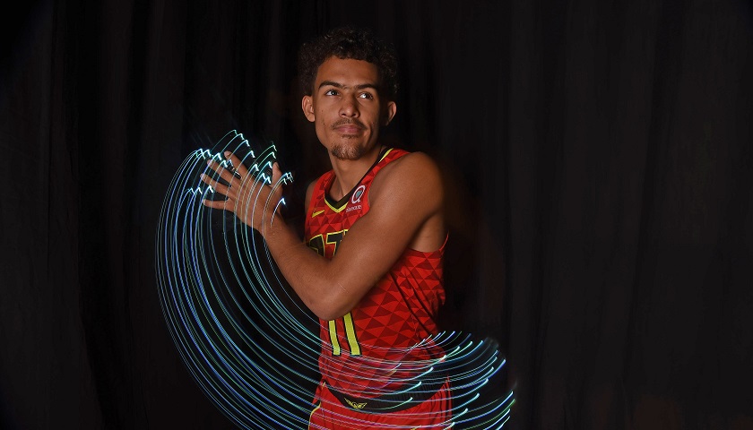 湖人杯赛主场不敌马刺引热议！媒体人：詹东里合体后最惨失利（湖人杯赛主场负于马刺引发热议，媒体人称詹东里合体以来最惨一败）