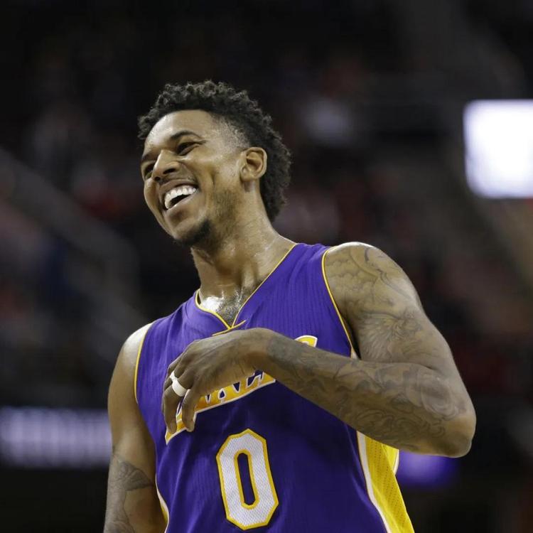 科莫2-0萨索洛连续12场不败，莫雷诺破门，尼科-帕斯献助攻（莫雷诺建功、尼科-帕斯送助，科莫2-0击败萨索洛豪取12场不败）