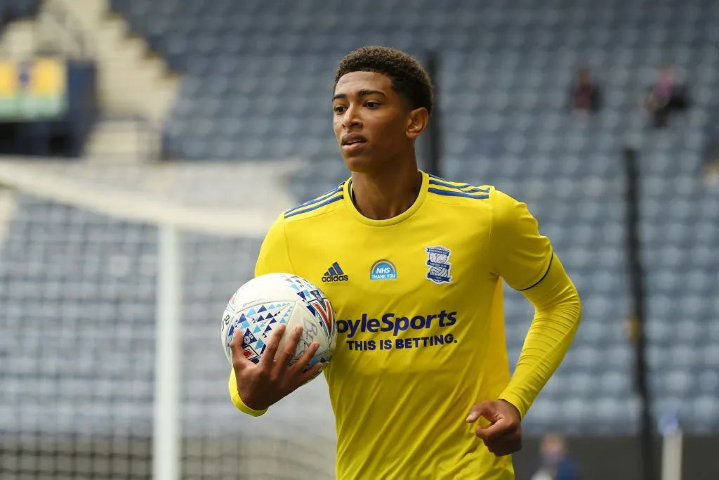 欧冠半场：克瑙夫打破僵局，法兰克福1-0巴塞罗那（欧冠半场战报：克瑙夫先开纪录，法兰克福暂1-0领先巴萨）