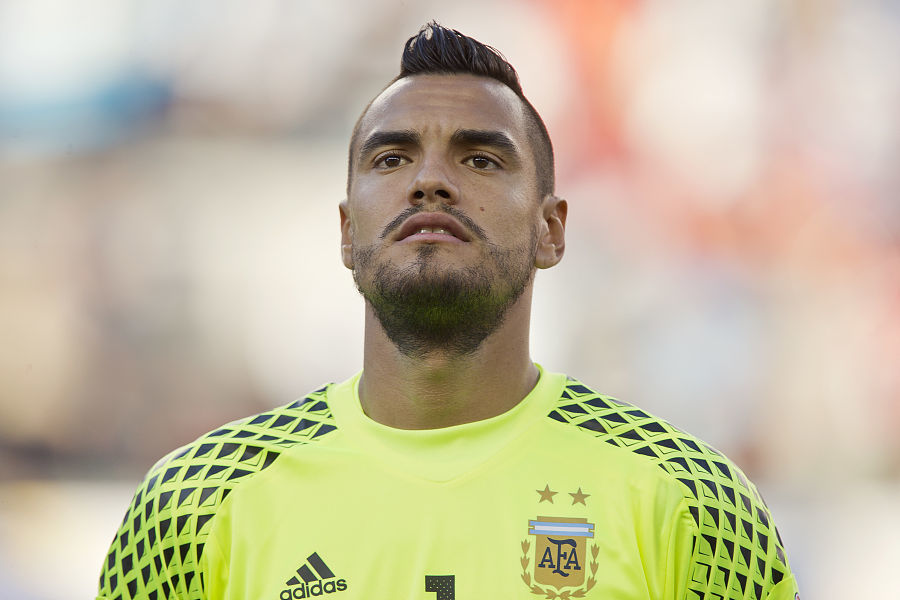 主裁在河南队获单刀时吹停比赛，是因为卡多索回接越位在先（河南队单刀被吹停，主裁判判定卡多索回接越位在先）