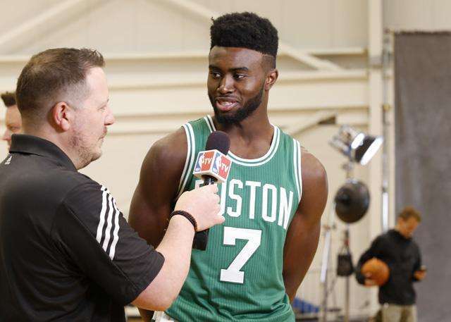 金州勇士巴特勒砍下24分10助攻，鹈鹕锡安25分，双方激烈对决。（巴特勒24分10助攻对飙锡安25分，勇士与鹈鹕鏖战）