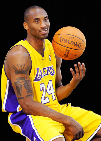 广东启程俱乐部杯！萨姆纳不提裤子，奎因帅气，杨溢也随队出征！（广东启程俱乐部杯开战：萨姆纳造型随性，奎因帅气依旧，杨溢随队出征）